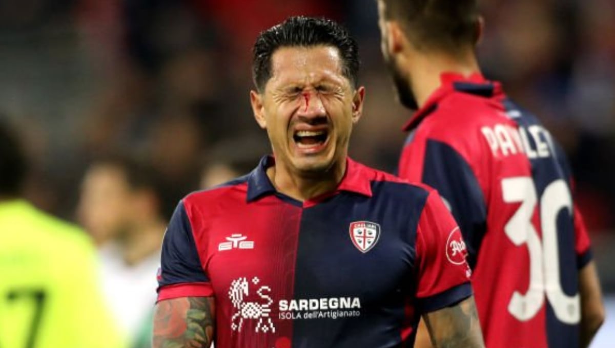 Gianluca Lapadula recibió un duro golpe en la nariz durante el partido frente a Sassuolo. (Foto: Getty Images)