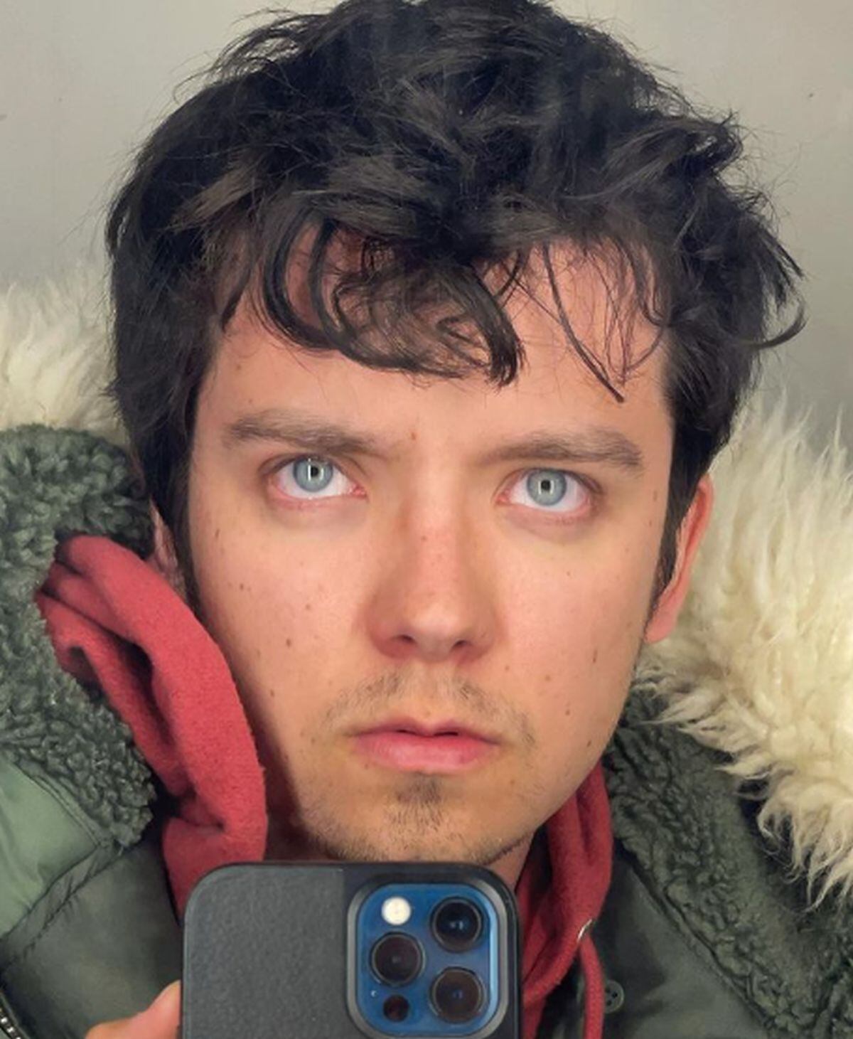 Aquí tomándose una fotografía con su celular frente al espejo (Foto: Asa Butterfield / Instagram)