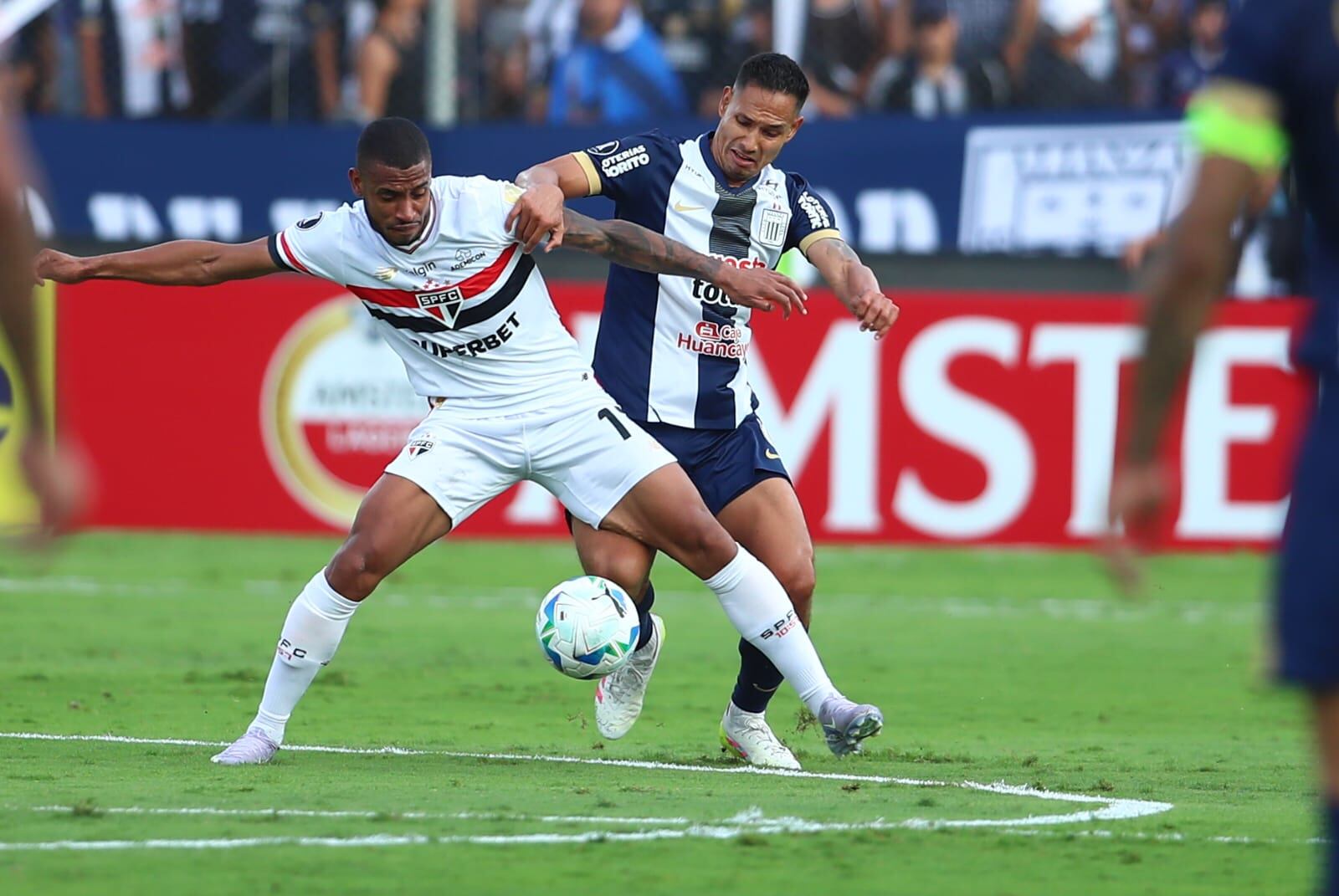 Renzo Garcés se fue expulsado en el segundo tiempo ante Sao Paulo. (Foto: GEC)