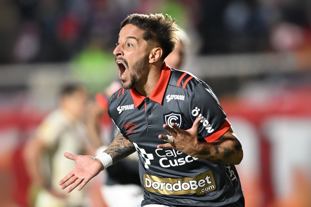 Alejandro Hohberg efectuó el tiro libre que llevó al segundo gol del 'Papá'. (Foto: Cienciano)