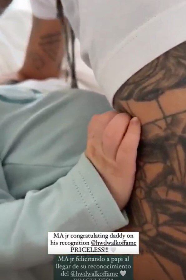 Marc Anthony cargando a su bebé (Foto: Nadia Ferreira / Instagram)