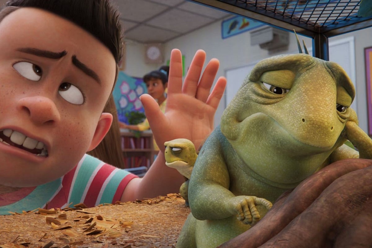 Uno de los estudiantes viendo a la lagartija triste en la película animada "Leo" (Foto: Netflix)