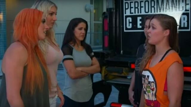 Ronda Rousey apareció en la WWE para desafiar a Charlotte, Becky y Bayley [VIDEO]