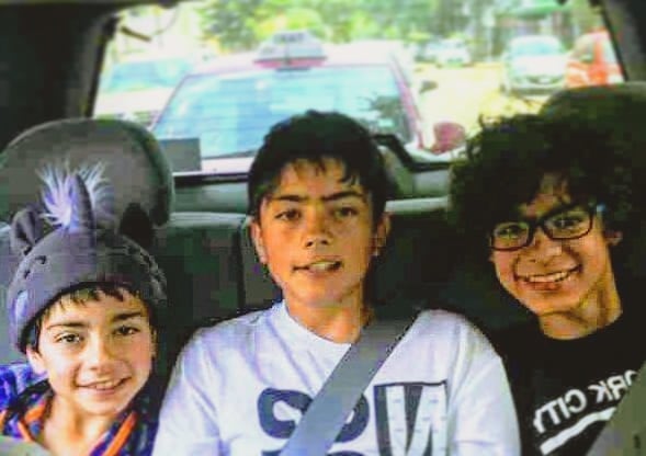 Lukas Urkijo junto a su hermano Gregorio y su amigo Iñaki Godoy cuando eran niños (Foto: Lukas Urkijo / Instagram)