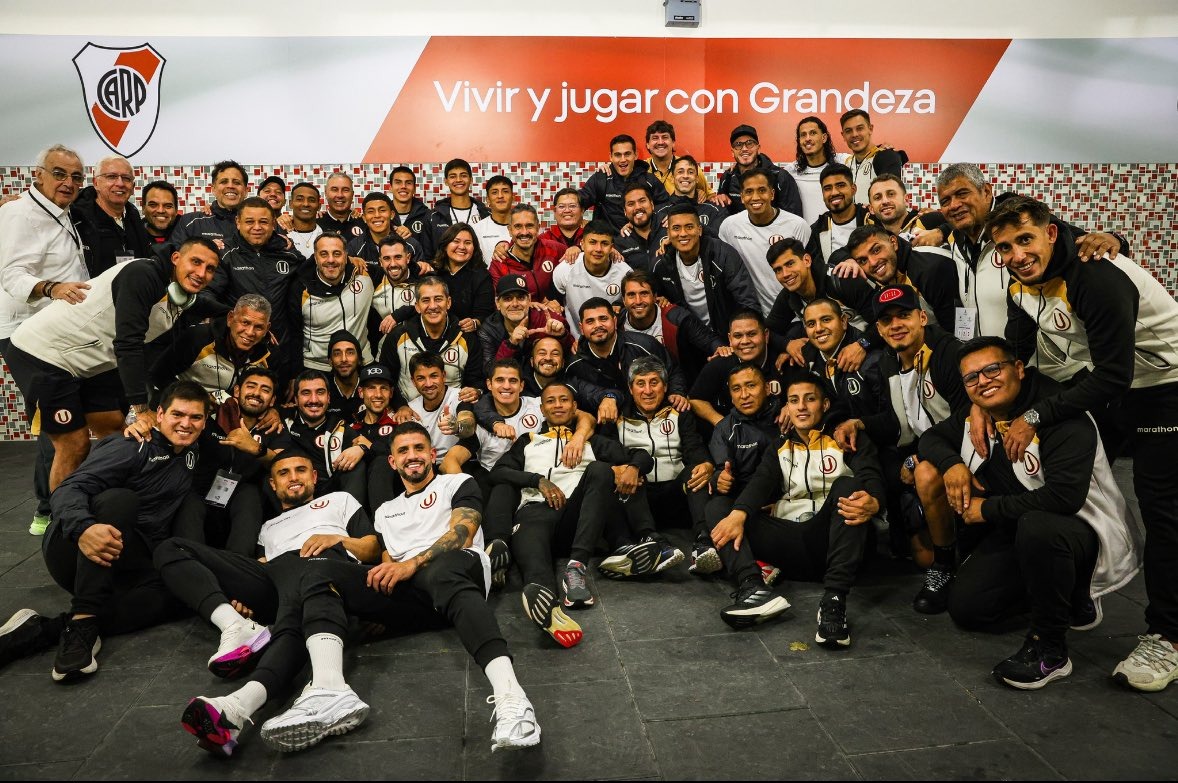Plantel de Universitario de Deportes graficó la clasificación a octavos de final con esta foto en el Monumental de Buenos Aires.