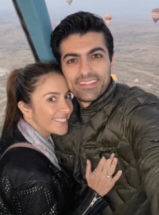 Los recién casados a bordo de un globo aeroestático por Turquía (Foto: Maity Interiano / Instagram)