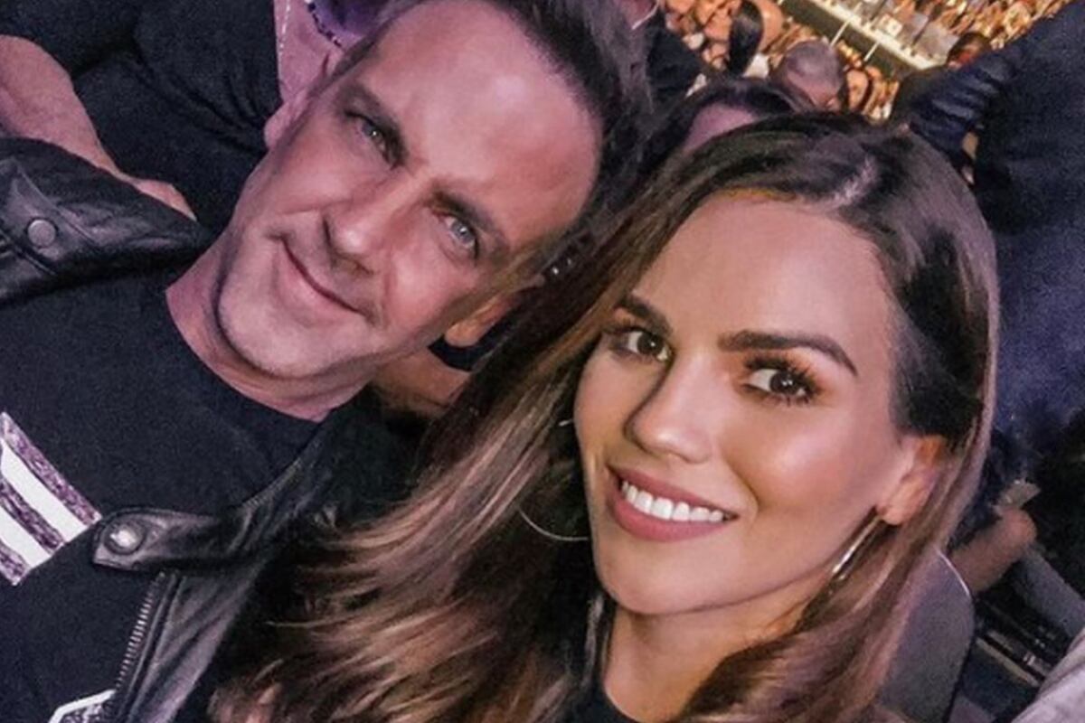 Carlos Ponce y Karina Banda cuando conducían "La isla enamorándonos" (Foto: Karla Banda / Instagram)