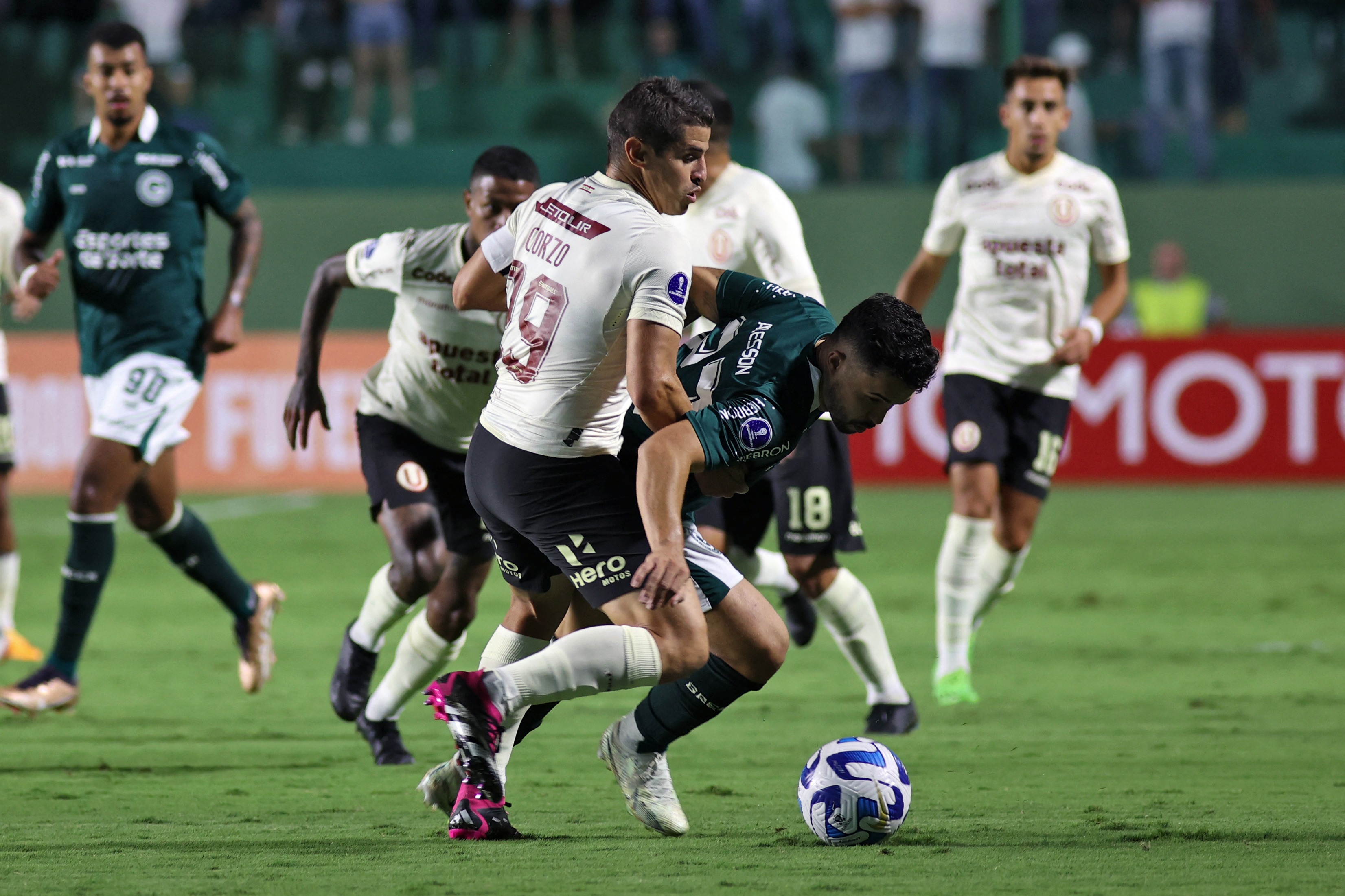 Universitario vs. Goiás en partido por la Copa Libertadores 2023. (Foto: AFP)