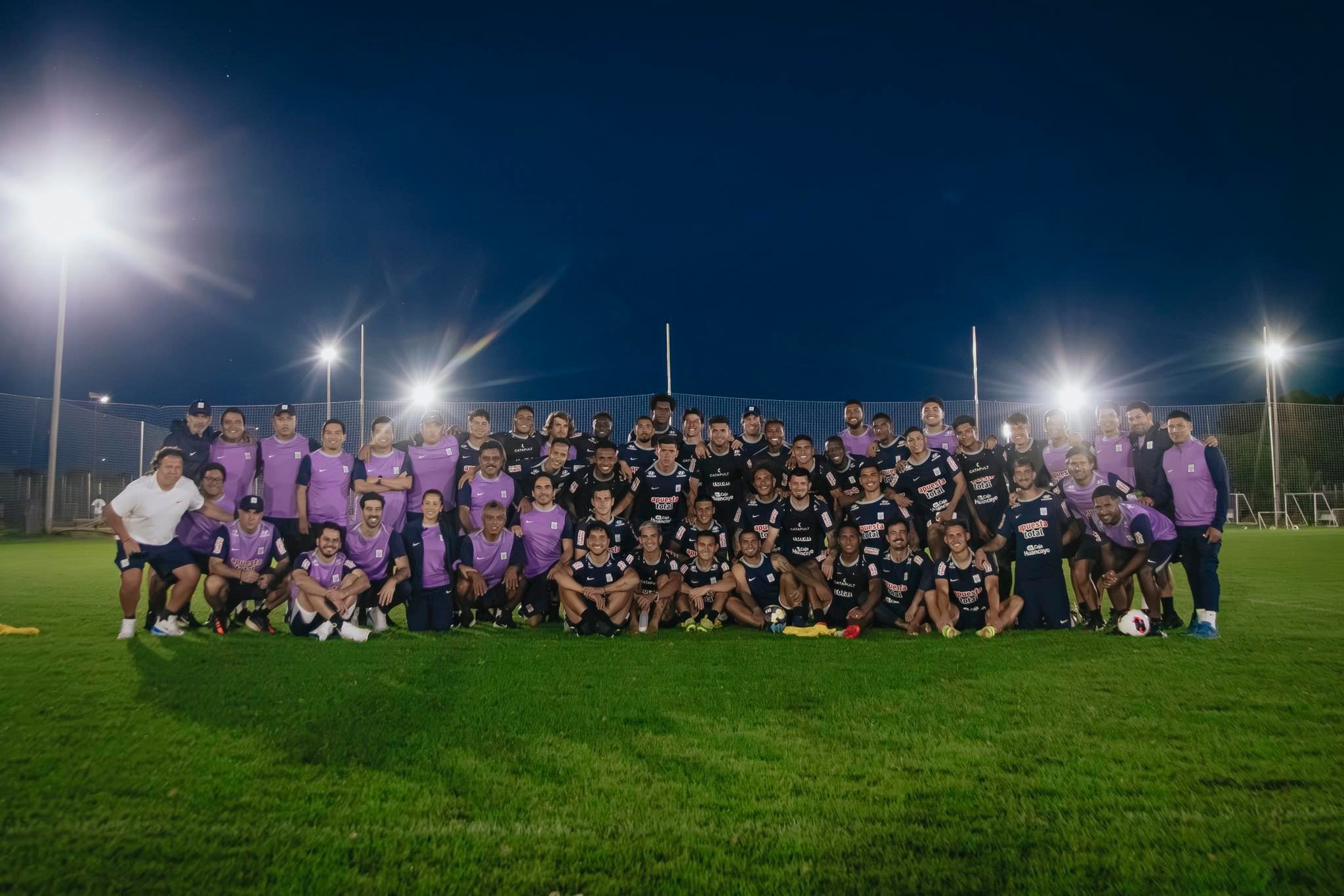 El plantel blanquiazul en Montevideo. (Foto: Alianza Lima)