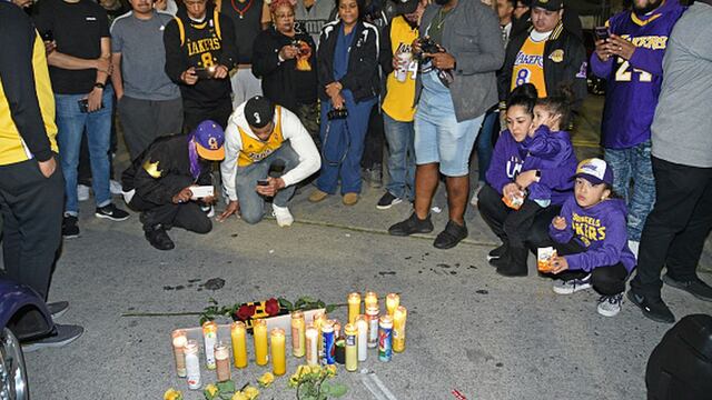 ¡Con flores y velas! Fanáticos hacen vigilia en las instalaciones de los Lakers tras la muerte de Kobe Bryant [VIDEO]