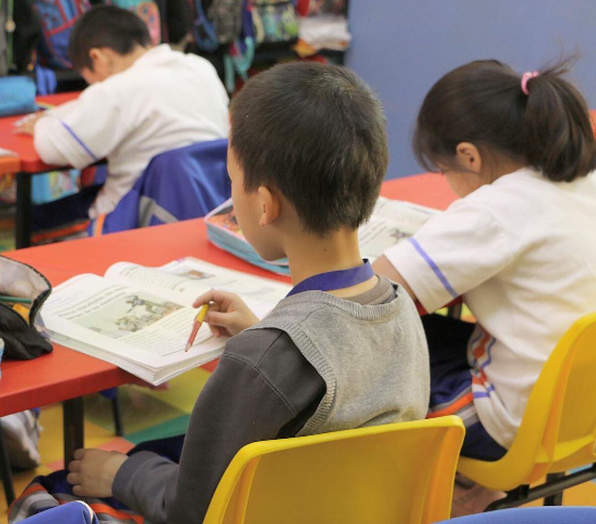 Alumno atendiendo las indicaciones de su maestro en su salón de clases (Foto: Secretaría de Educación Pública MX)