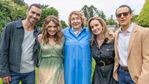 Marcus Ornellas, Scarlet Gruber, Carmen Armendariz (productora), Alejandra Barros y Jorge Poza en la fotografía (Foto: TelevisaUnivision)