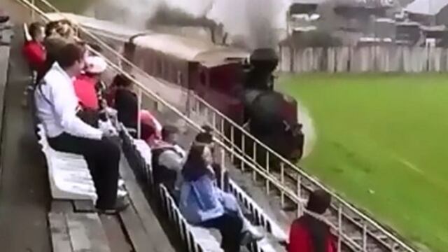 El "Gran Negro": conoce el único tren que pasa por un estadio de fútbol
