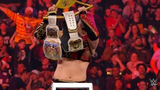 ¡Tremenda lucha! The Kabuki Warriors vencieron a Becky Lynch y Charlotte Flair y retuvieron los títulos en parejas de la WWE [VIDEO]