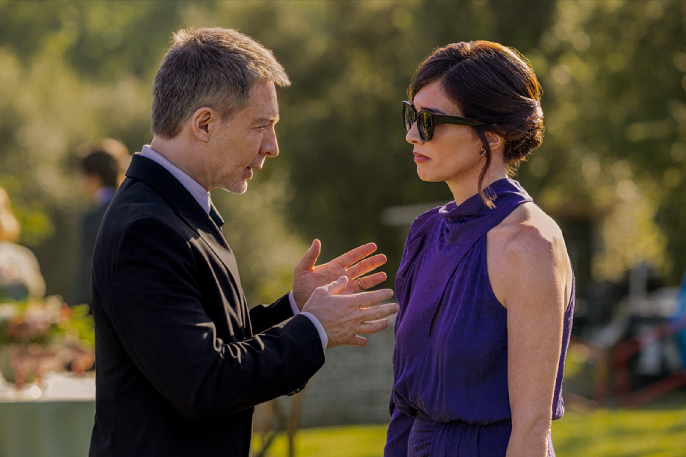 Adela (Paz Vega) le reclama a Carlos (Adrián Suar) por no entregar los anillos de boda en la película española "No puedo vivir sin ti" (Foto: Netflix)