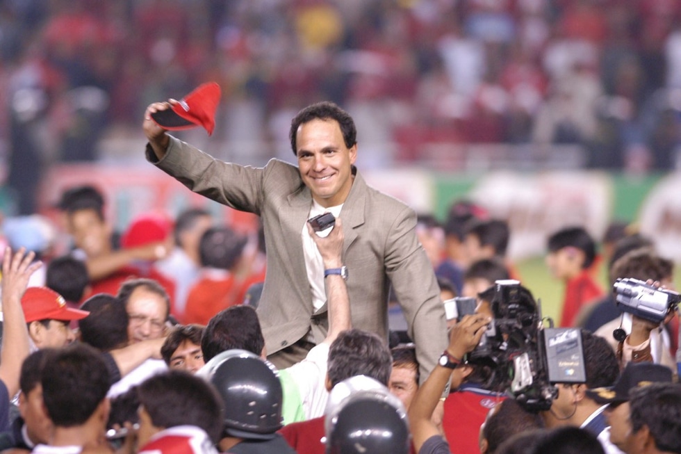El entrenador peruano Freddy Ternero fue el el artífice de la gran campaña del Cienciano y la posterior obtención de la Copa Sudamericana 2003. (Foto EFE)