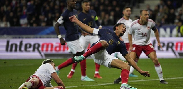 Warren Zaïre-Emery se llevó un fuerte golpe en el tobillo derecho tras marcarle a Gibraltar en el triunfo por 14-0 de Francia. (Foto: AFP)