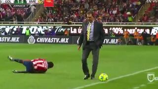 Así no, 'profe': Ricardo La Volpe expulsado por derribar a jugador del Chivas [VIDEO]