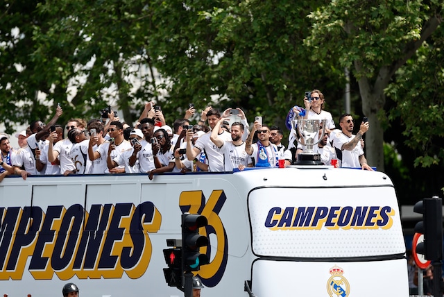 Ocho días después de certificar el título de Liga y tras la negativa, por “respeto”, del Real Madrid a recibirlo en Los Cármenes frente a un Granada que podía descender el sábado -como finalmente ocurrió-, el conjunto blanco pudo tocar su 36ª Liga.. (Foto: EFE)