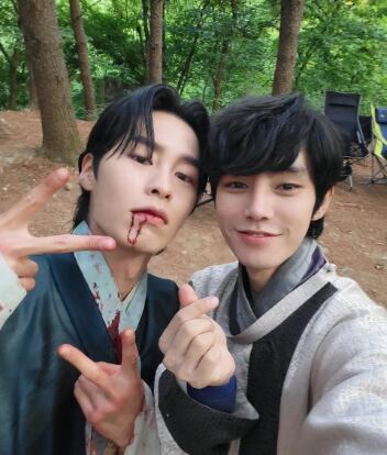 Kim Won Shik junto a Lee Jae-wook, el protagonista de "Alquimia de almas" (Foto: Kim Won Shik / Instagram)
