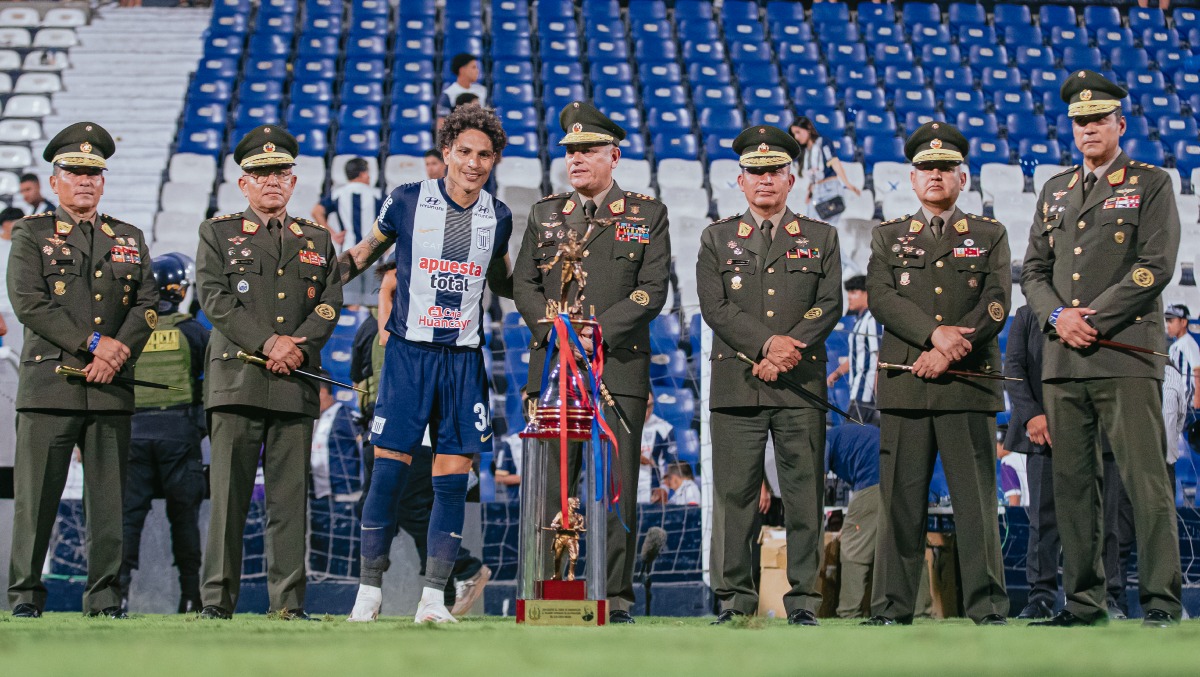 En Matute, se realizó un reconocimiento a los héroes del Cenepa. (Foto: Alianza Lima)