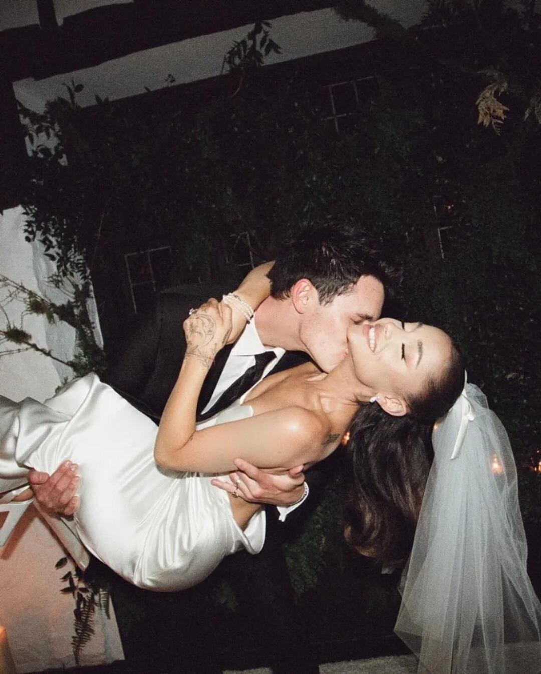 Muy enamorada y feliz, Ariana se casó con Dalton Gomez en una íntima boda en mayo del 2021 (Foto: Stefan Kohli / Vogue)