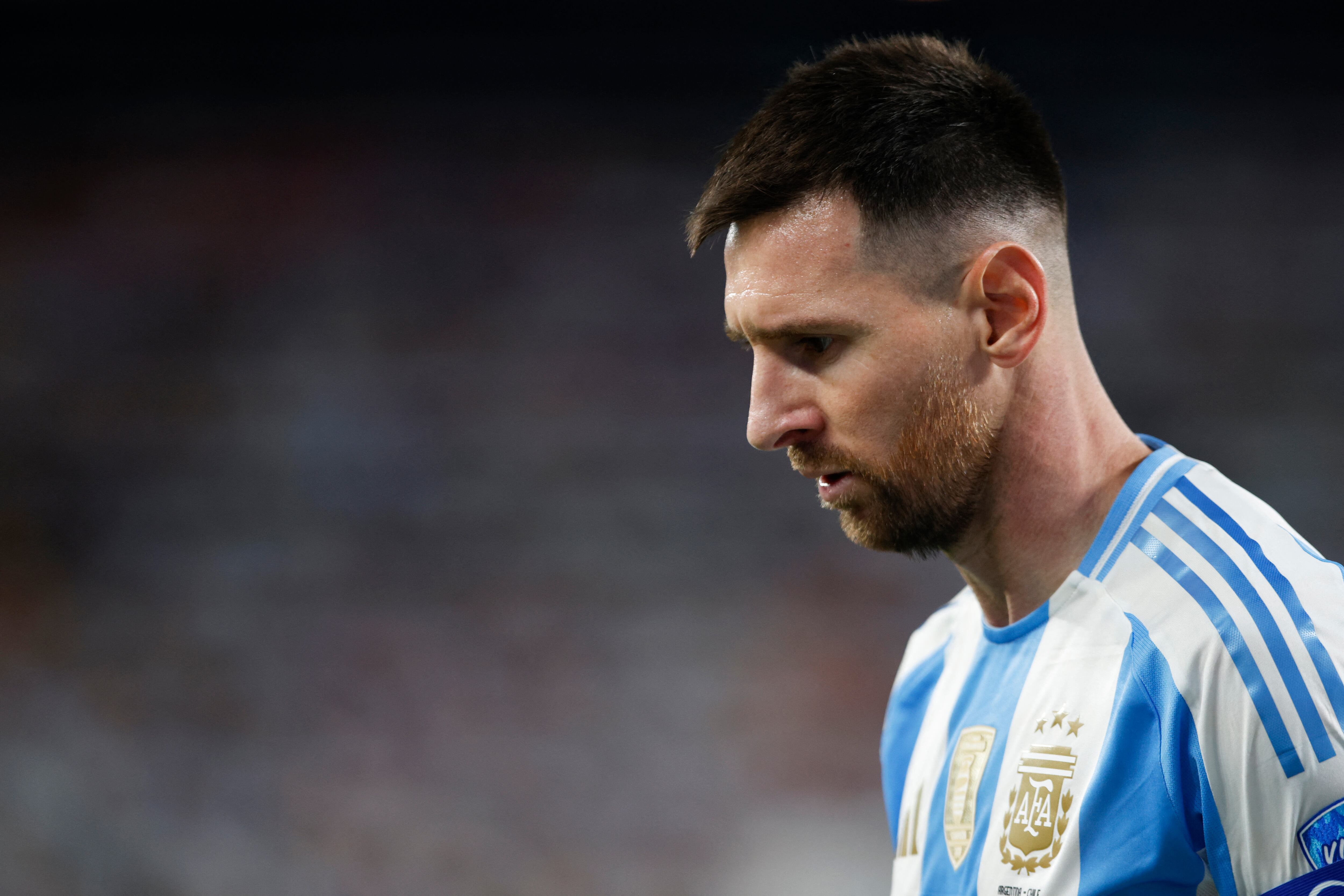 Lionel Messi tuvo molestias en el partido frente a Chile.