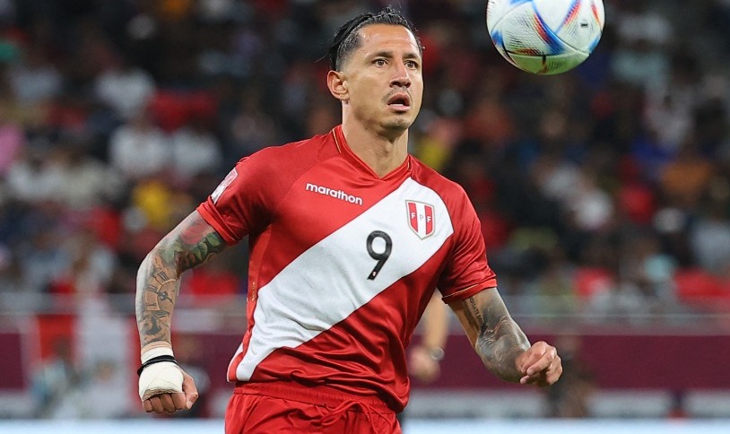 Lapadula solo jugaría dos partidos y Carrillo tres, antes del inicio de las Eliminatorias (Foto: AFP).