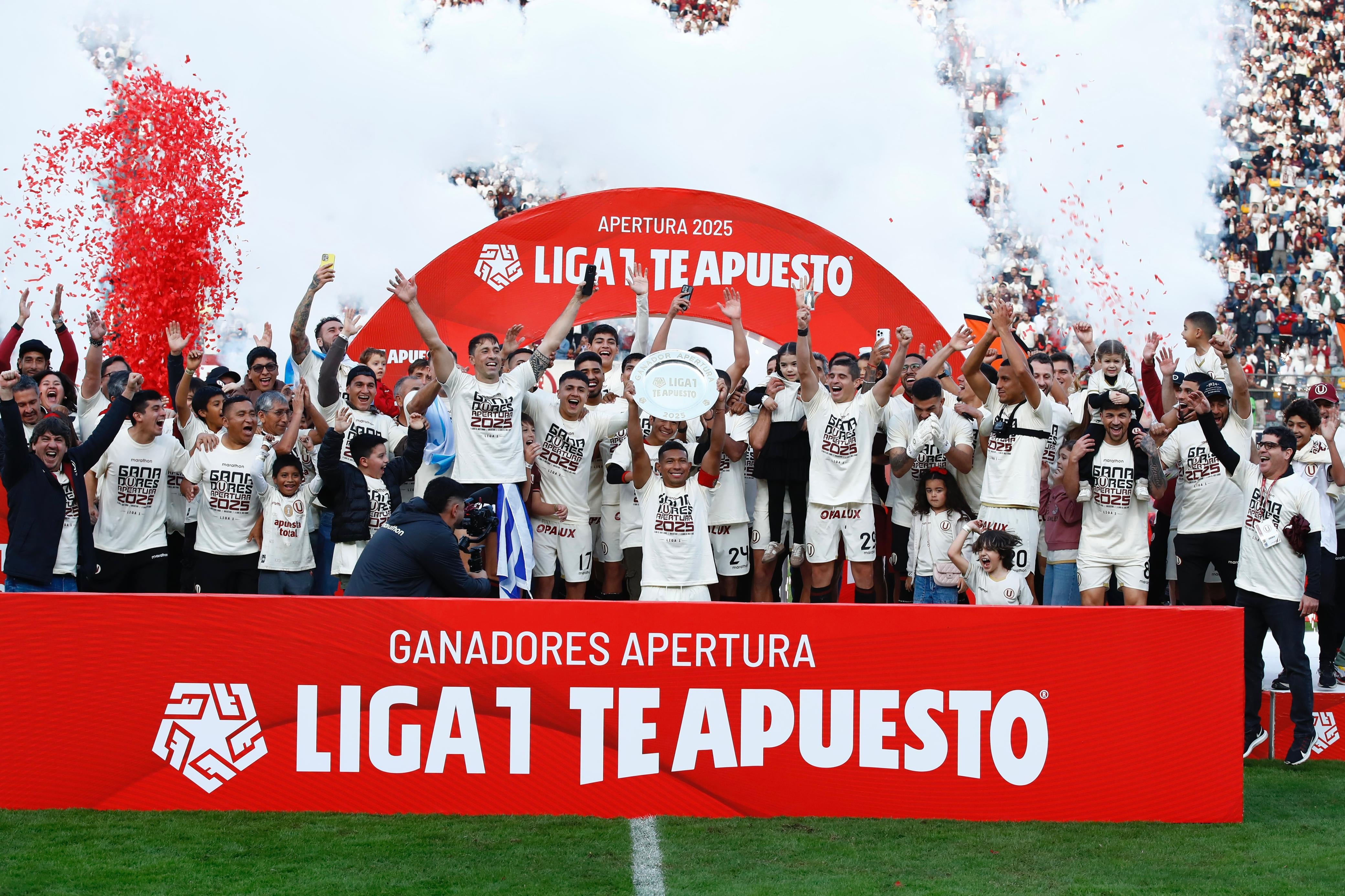 Universitario levantando el trofeo del Apertura 2025 | Foto: Universitario