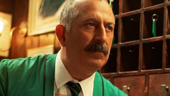 Cem Yilmaz da vida a Ayzek en la película turca "No molestar" (Foto: Netflix)