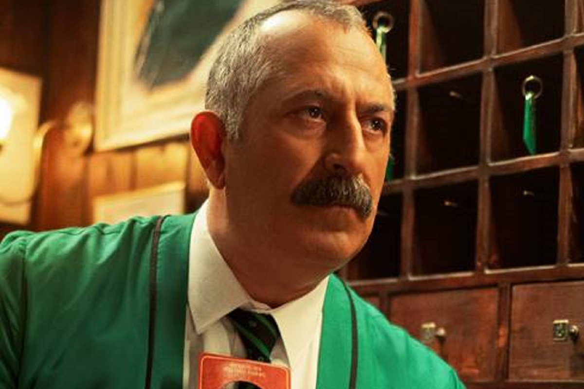 Cem Yilmaz da vida a Ayzek en la película turca "No molestar" (Foto: Netflix)