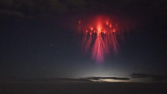 Captan una rara “medusa roja” en el cielo y espectacular fenómeno se vuelve viral