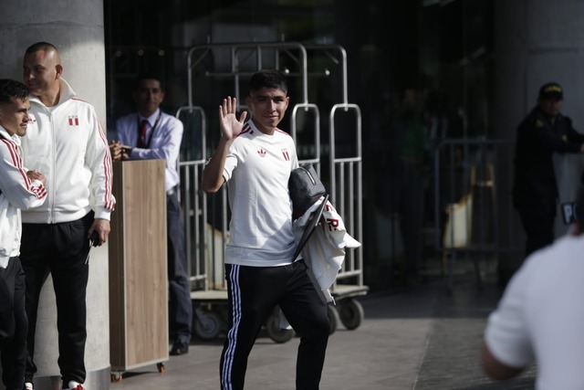 Con la indumentaria retro, la Selección Peruana partió rumbo al aeropuerto, para viajar a La Paz y disputar las Eliminatorias. (Foto: César Bueno @photo.gec)