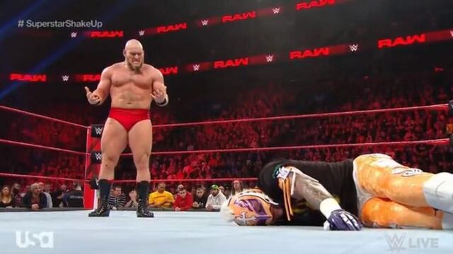 No tuvo piedad: Lars Sullivan arrolló aRey Mysterio en su bienvenida a Raw