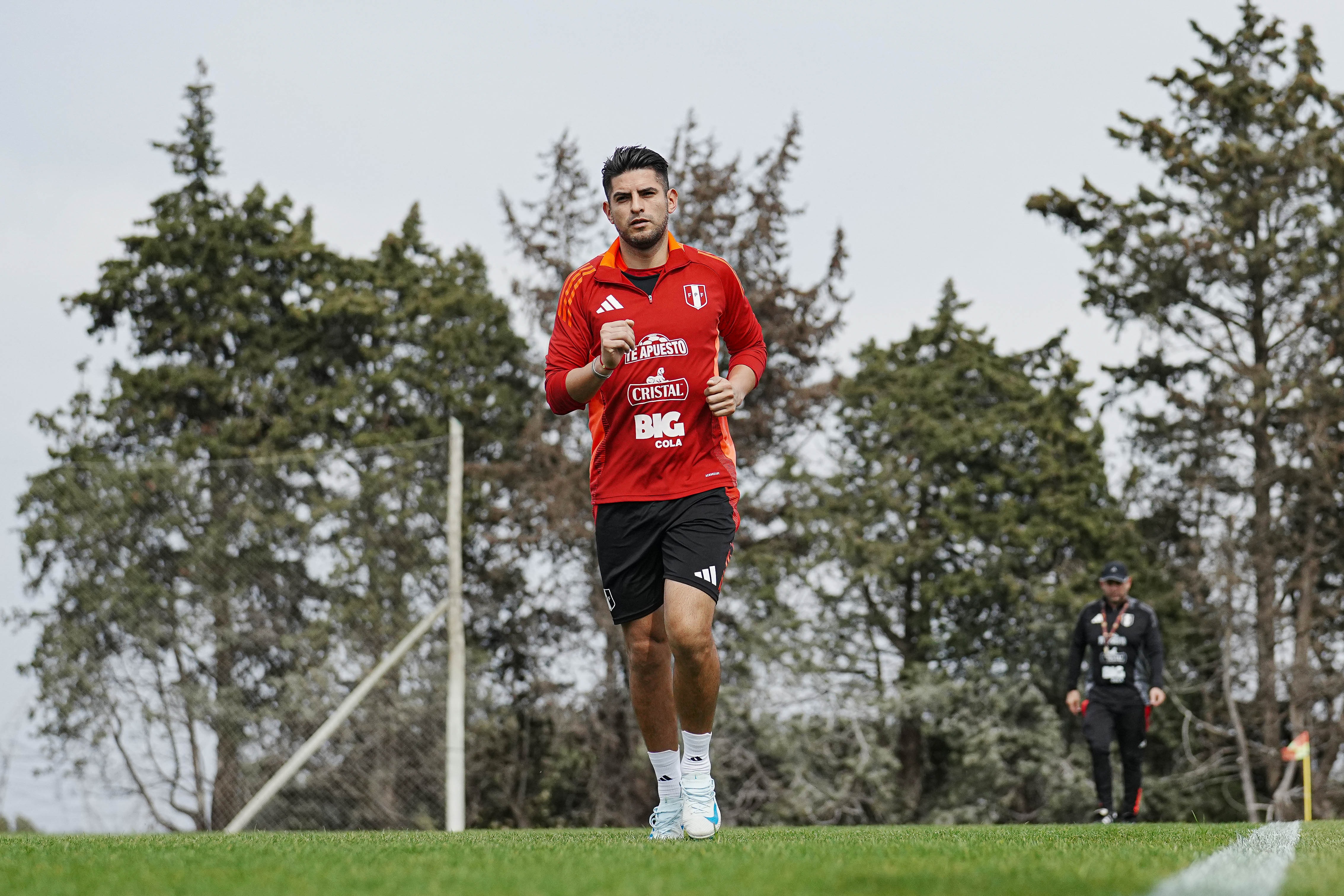 Carlos Zambrano se sumó a los entrenamientos en Uruguay. (Foto: FPF)
