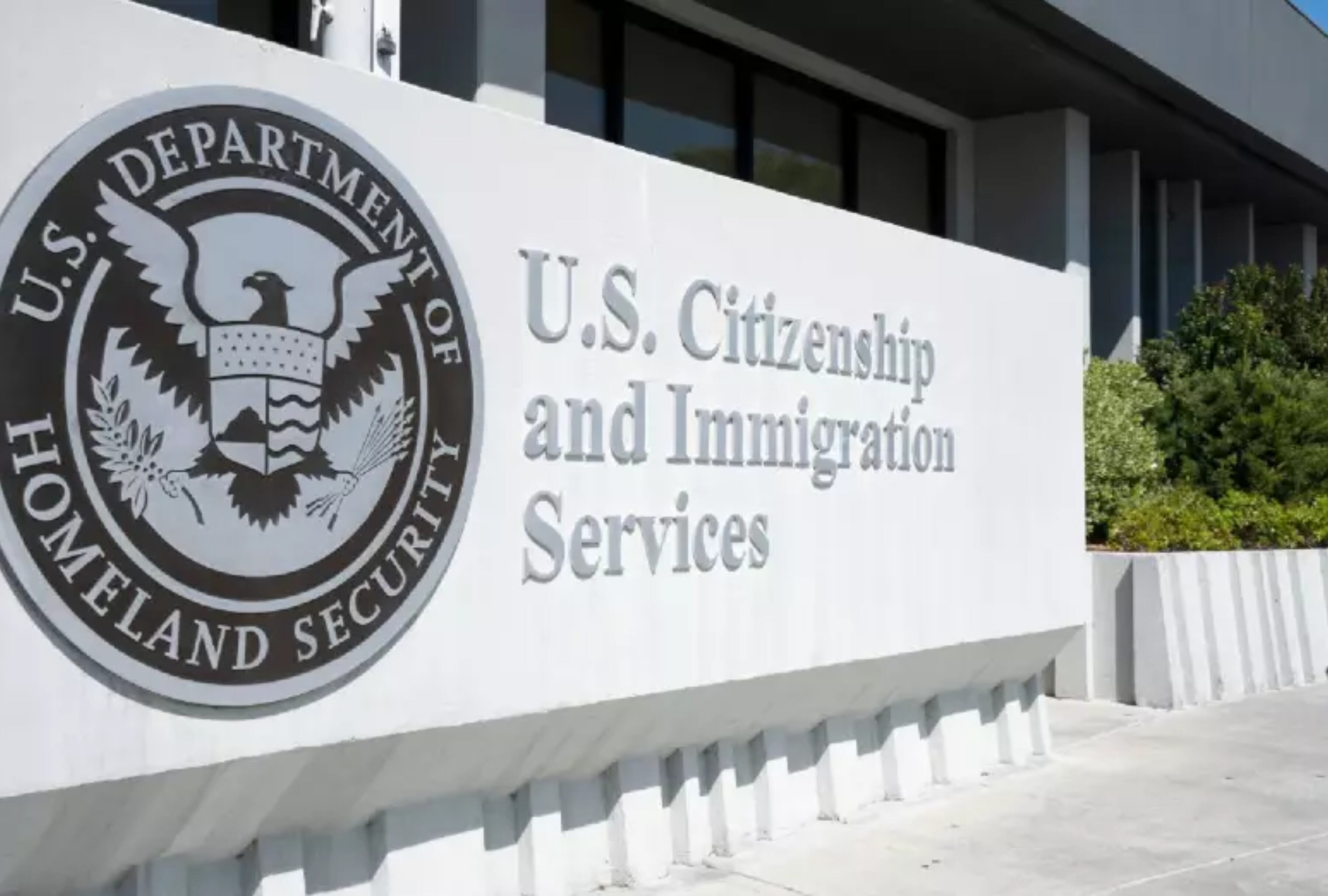Además de procesar solicitudes de inmigración y ciudadanía, el USCIS también ofrece servicios como la renovación de tarjetas verdes, permisos de trabajo, asilo, refugio y la protección contra la deportación para ciertos solicitantes. (Foto: Shutterstock)