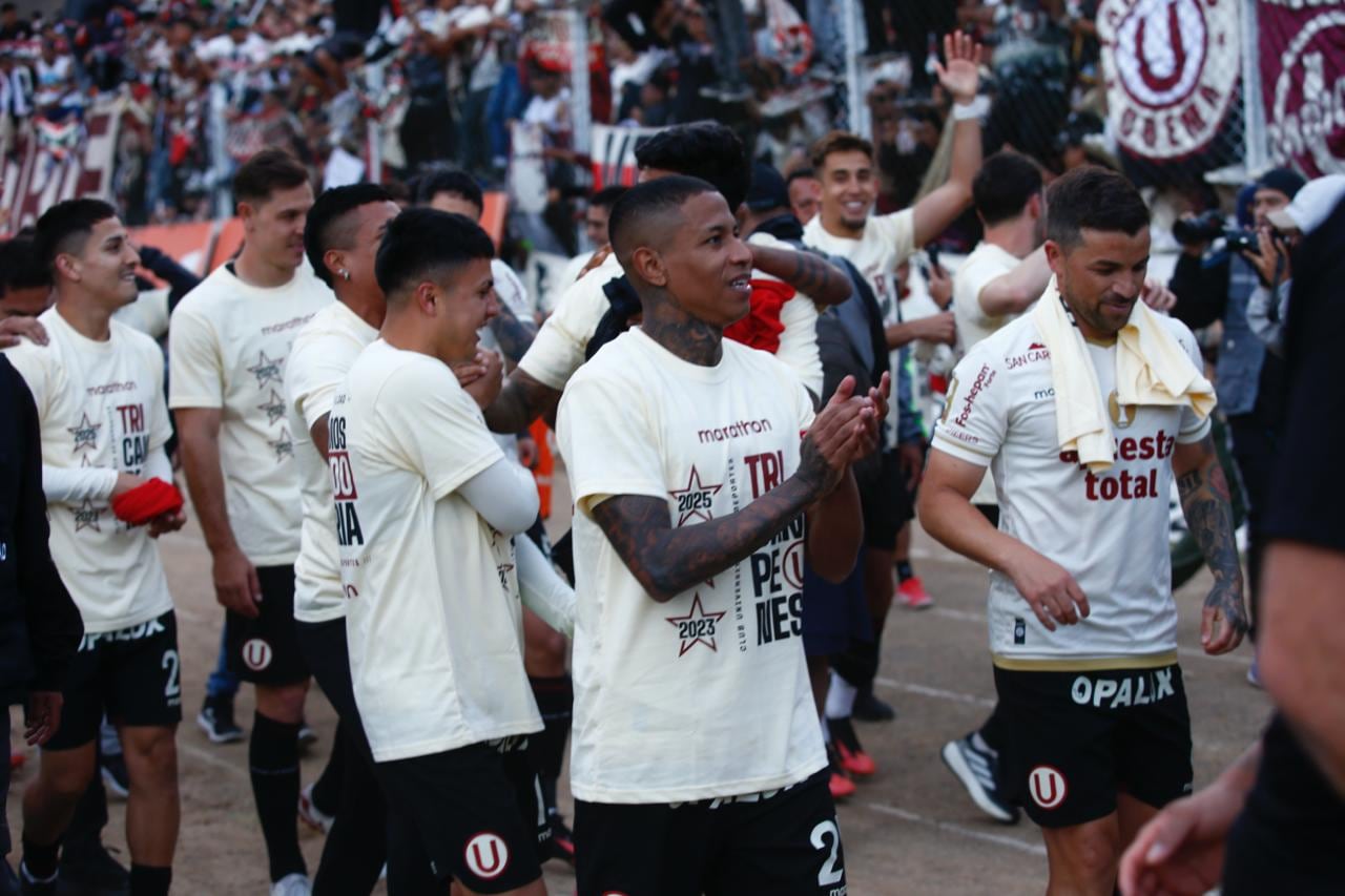 Universitario festejó la conquista de su estrella 29 en Tarma. (Foto: Fernando Sangama @gec)