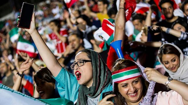 Fútbol para todos: mujeres iraníes entran al estadio por primera vez en 39 años