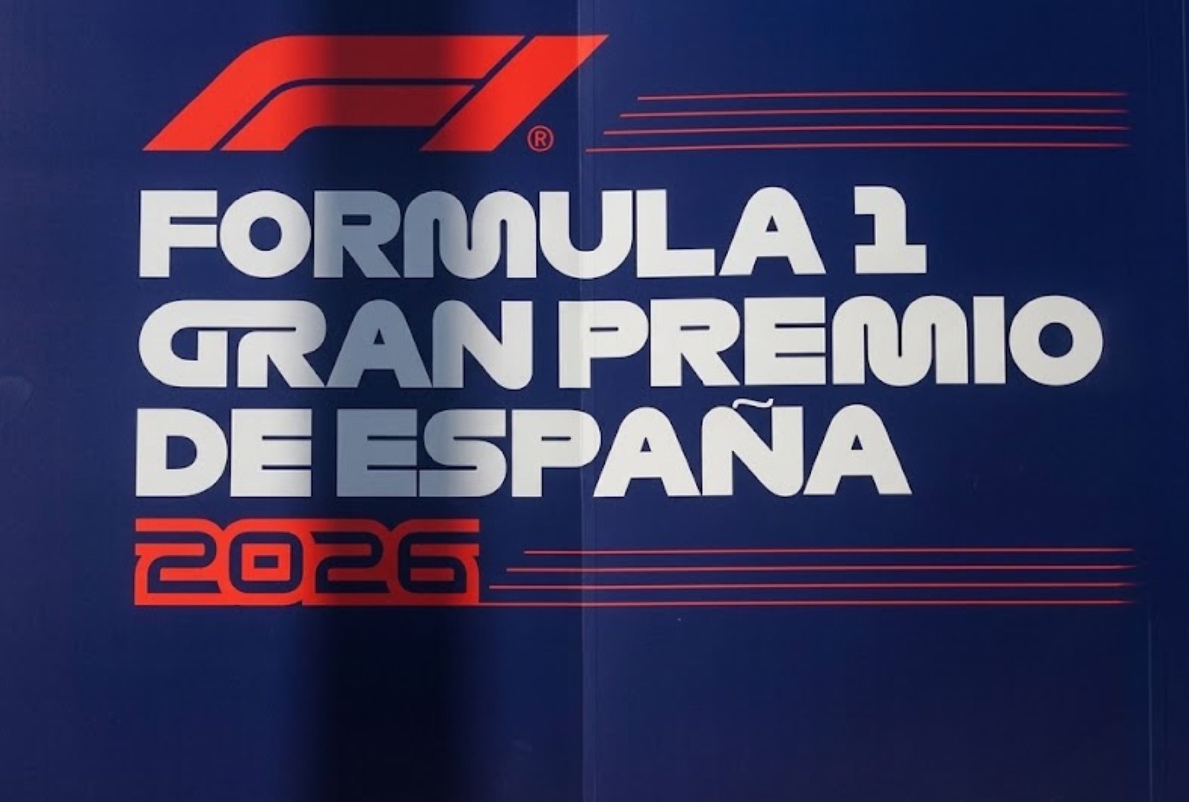 Conoce los horarios por país, canales de TV y dónde ver la carrera del Gran Premio de España 2026 EN DIRECTO ONLINE este domingo 13 de septiembre desde Madrid. (Foto: AP / Composición Gemini IA para El Comercio Mag)