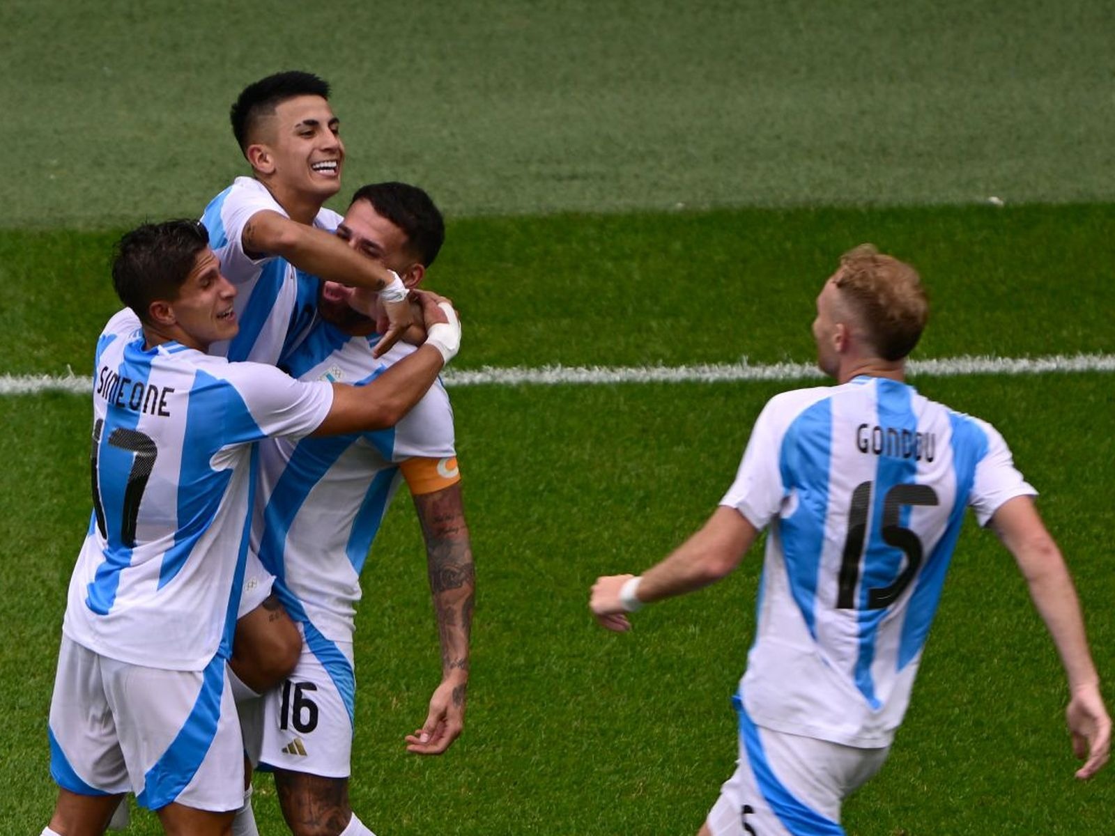 Los dirigidos por Javier Mascherano celebrando el primer gol del partido ante Ucrania en el Estadio Parc Olympique Lyonnais. (Foto: AFP)