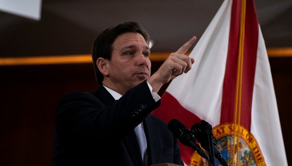 El gobernador republicano de Florida, Ron DeSantis, apunta a frenar la llegada de más inmigrantes indocumentados (Foto: AFP)