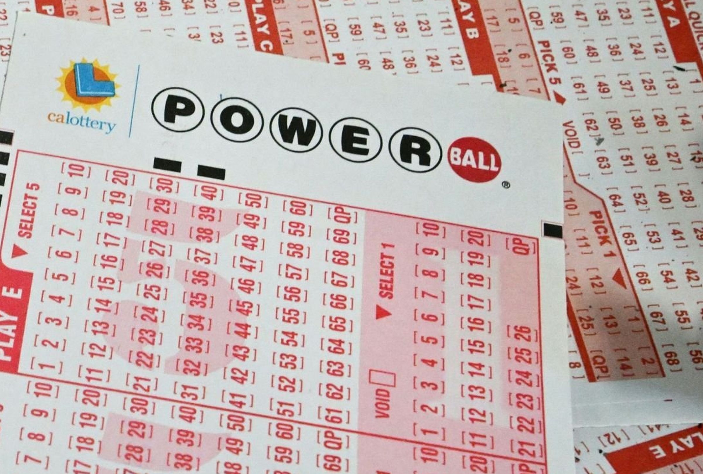 Sorteo del Powerball de este 17 de septiembre de 2025, con los números ganadores y resultados en vivo del premio mayor. (Foto: Frederic J. Brown / Getty Images)