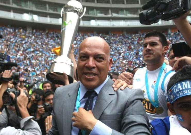 Mosquera ganó su primer título como entrenador en 2012 con Sporting Cristal.