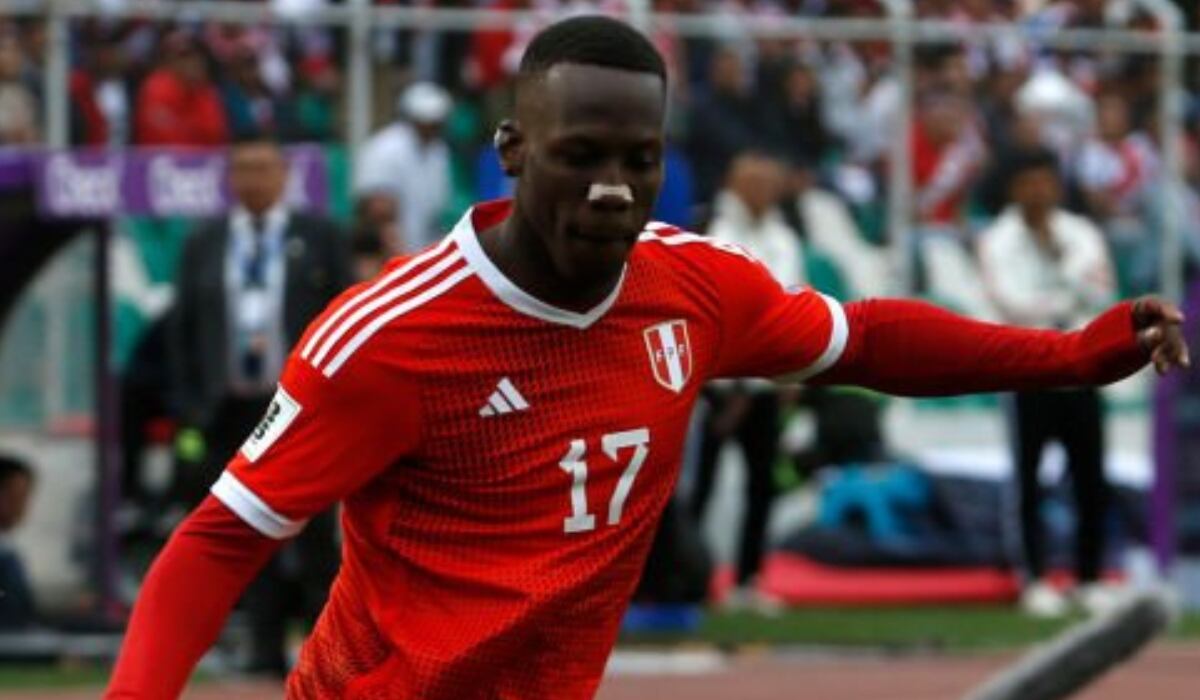 Luis Advíncula ya se perdió el partido ante Brasil tras ser expulsado ante Paraguay. (Foto: Getty Images)