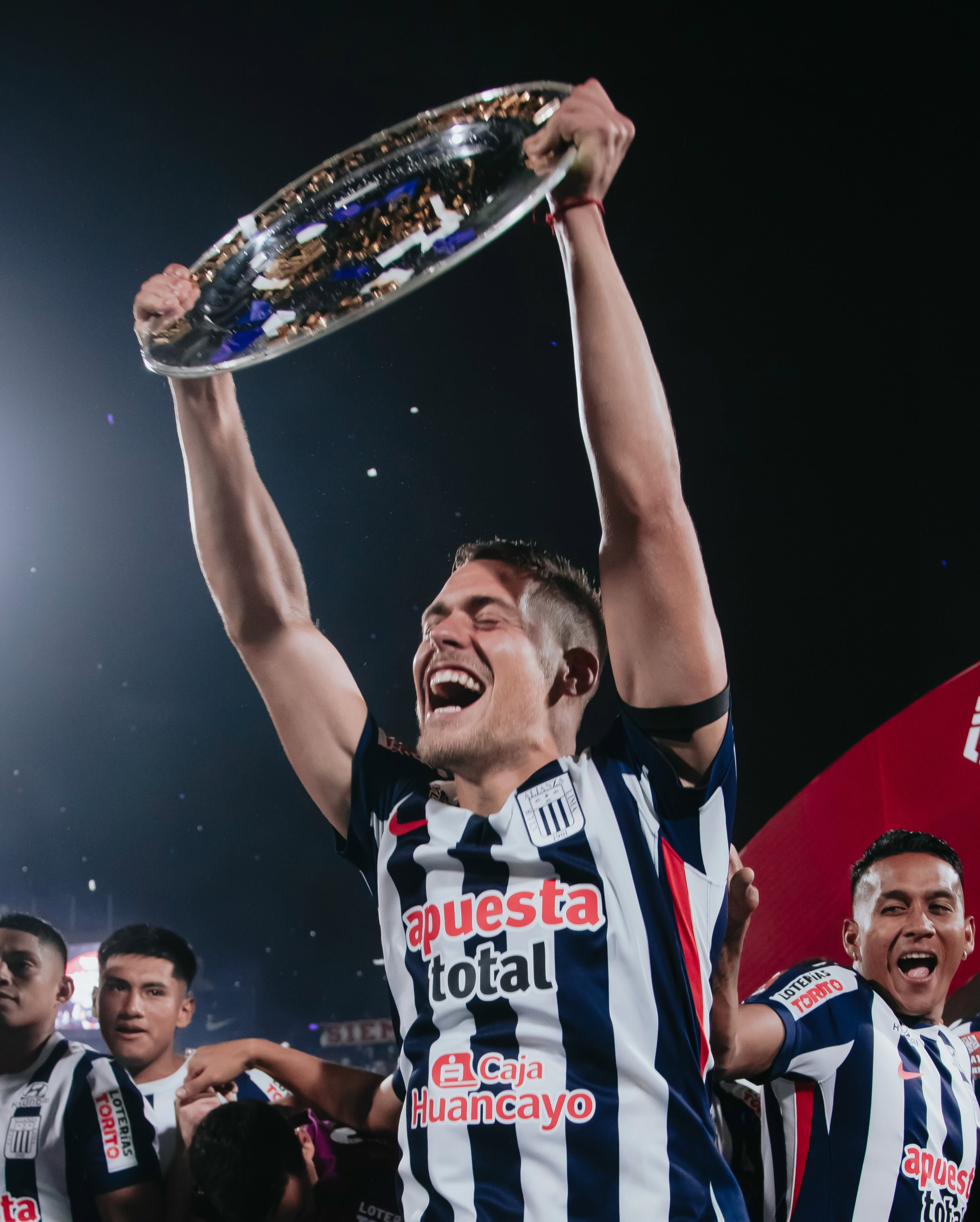 Federico Girotti con el trofeo del Torneo Apertura de la Liga 1. (Foto: Alianza Lima)