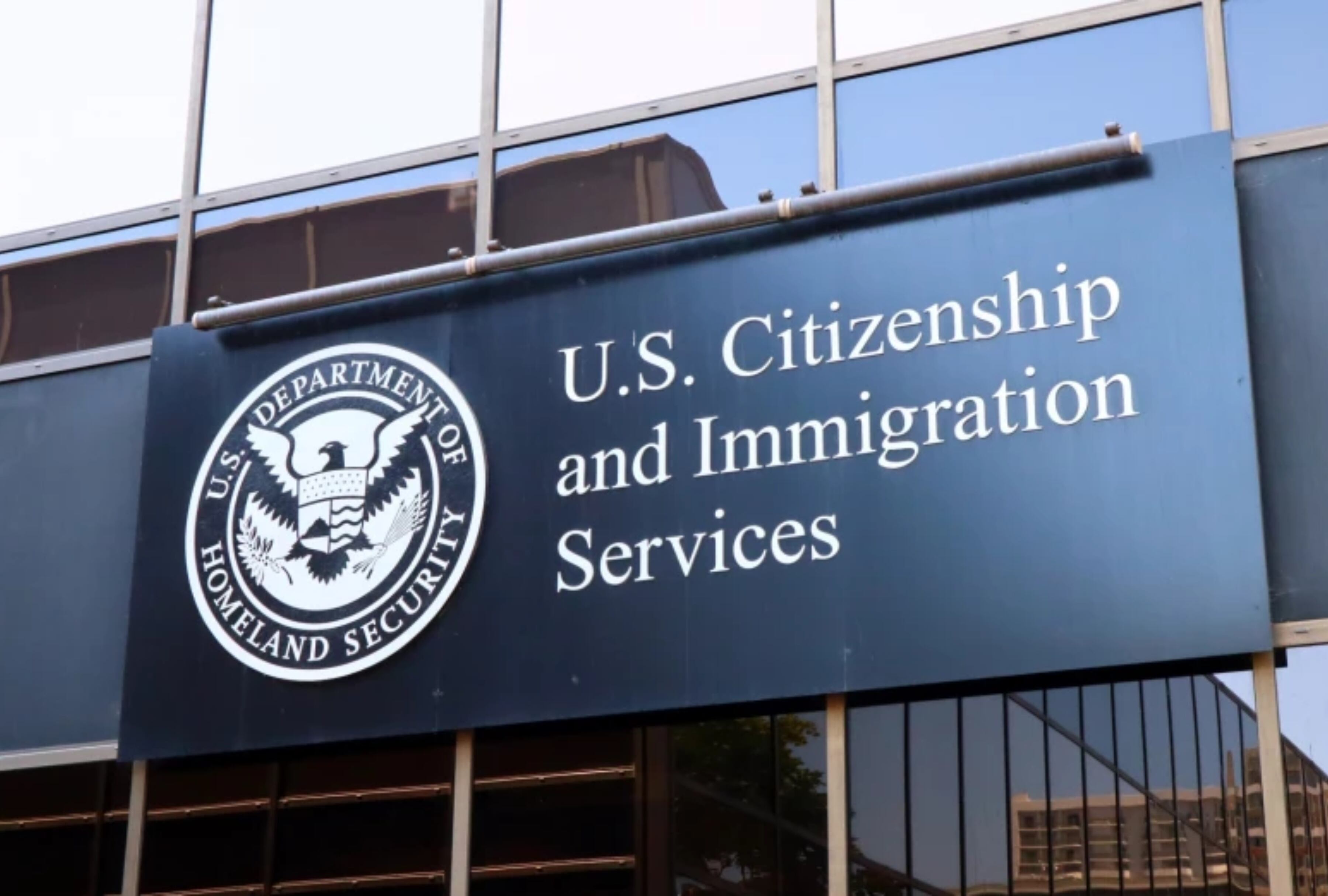 USCIS envía citas para servicios biométricos a migrantes registrados. Es crucial completar este paso para evitar sanciones penales y continuar con el proceso migratorio. (Foto: Shutterstock)
