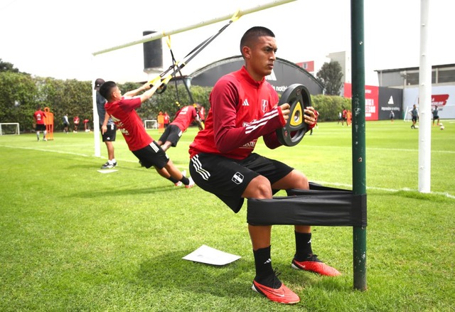 Los jugadores realizaron trabajos de fuerza, antes de comenzar con la parte táctica. (Foto: @SeleccionPeru)