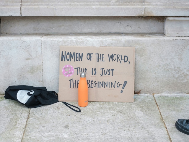 "Brindo por las mujeres fuertes. Que las conozcamos. Que seamos ellas. Que las criemos". - Desconocido. | Crédito: Foto de Ehimetalor Akhere Unuabona en Unsplash / Composición Depor