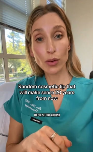 La especialista explicó que la presión y el peso de los aretes durante la noche ponen tensión innecesaria en los agujeros, lo que los hace lucir más grandes y alargados. (Foto: @drsamanthaellis / TikTok)