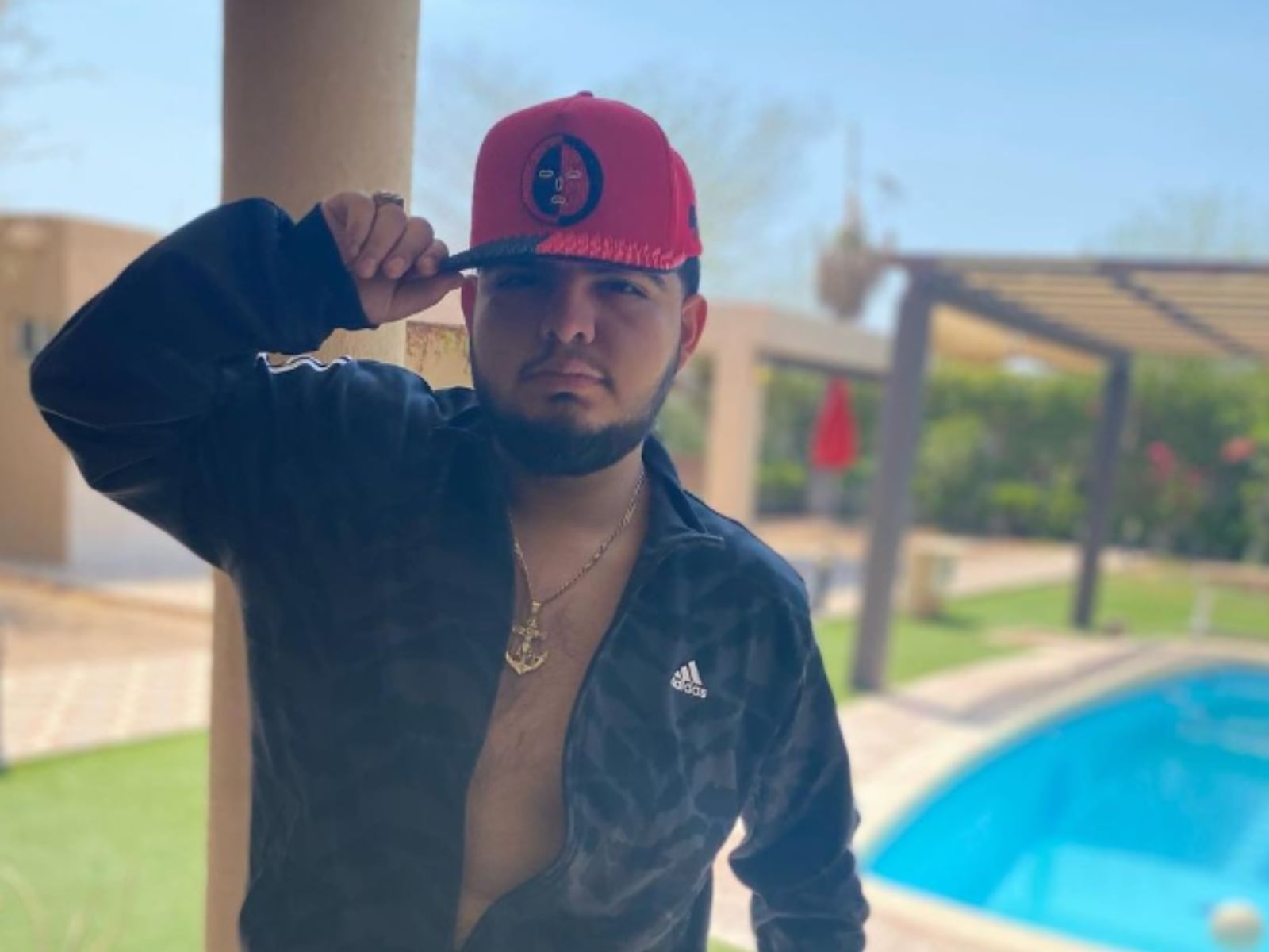 El cantante de corridos tumbados luce un gorro rojo en un día de piscina (Foto: Chuy Montana / Instagram)